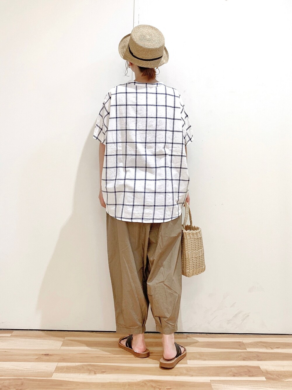 ブルー系のシャツ/ブラウス、ベージュ系のトートバッグ、グリーン系のその他パンツを着用したレディースの夏コーディネートの4枚目の写真