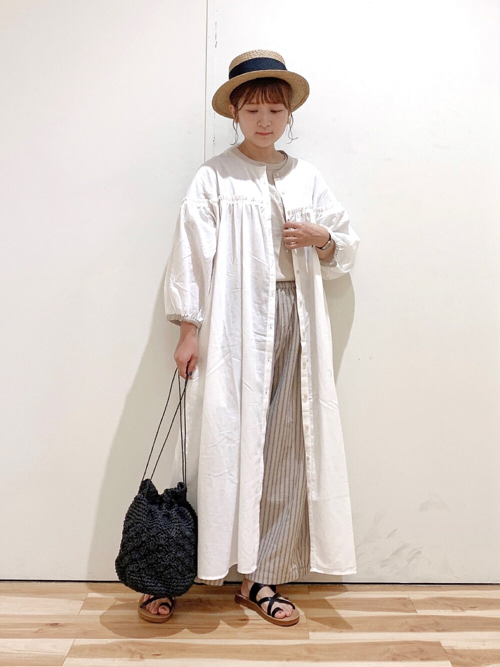 ホワイト系のワンピース、ベージュ系のTシャツ/カットソー、ベージュ系のその他パンツを着用したレディースの夏コーディネートの2枚目の写真