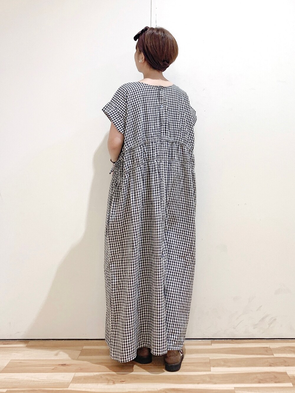 ベージュ系のワンピース、ブラウン系のシューズ、ブラウン系のヘアバンドを着用したレディースの夏コーディネートの5枚目の写真