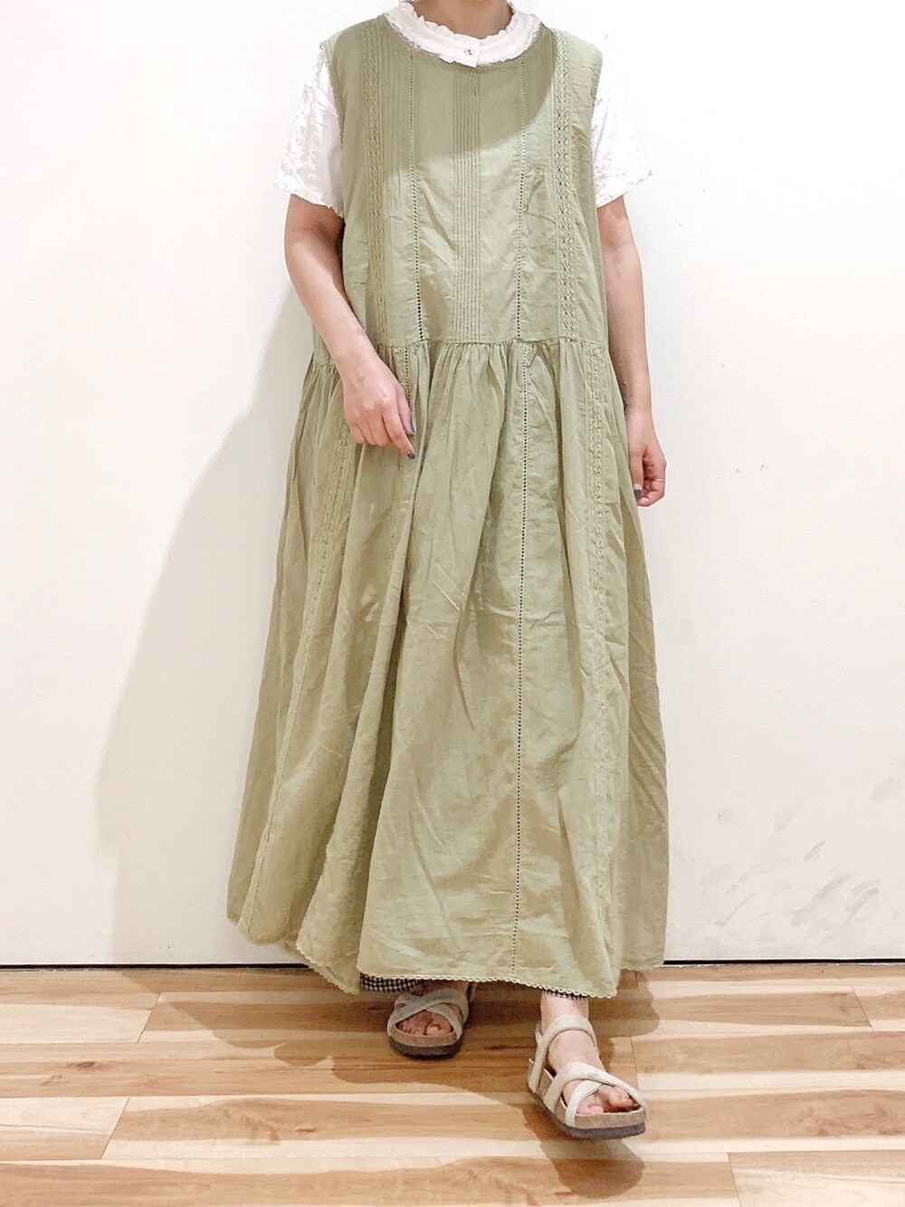 グリーン系のワンピース、ホワイト系のシャツ/ブラウス、ベージュ系のサンダルを着用したレディースの夏コーディネートの5枚目の写真