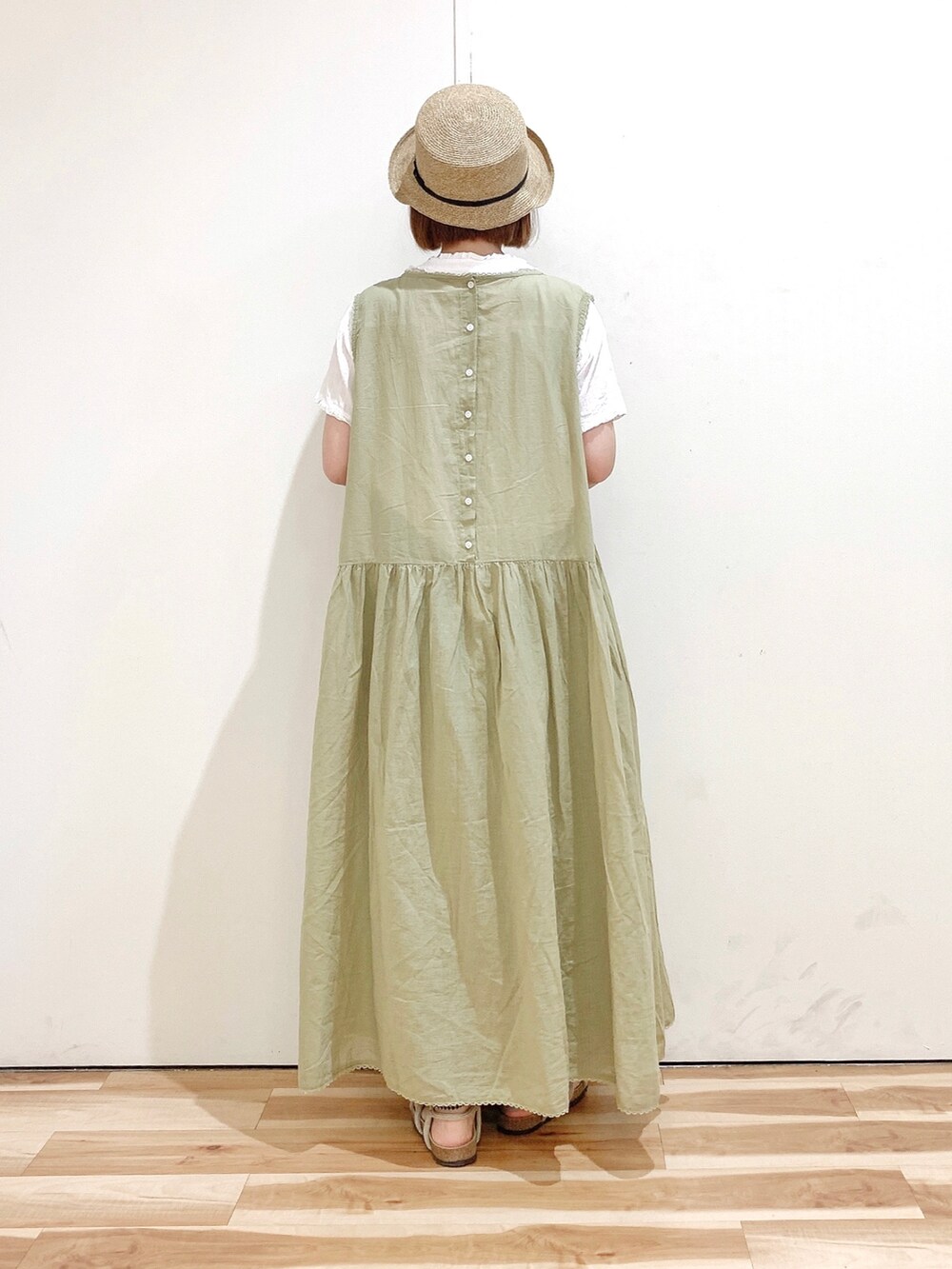 グリーン系のワンピース、ホワイト系のシャツ/ブラウス、ベージュ系のサンダルを着用したレディースの夏コーディネートの4枚目の写真