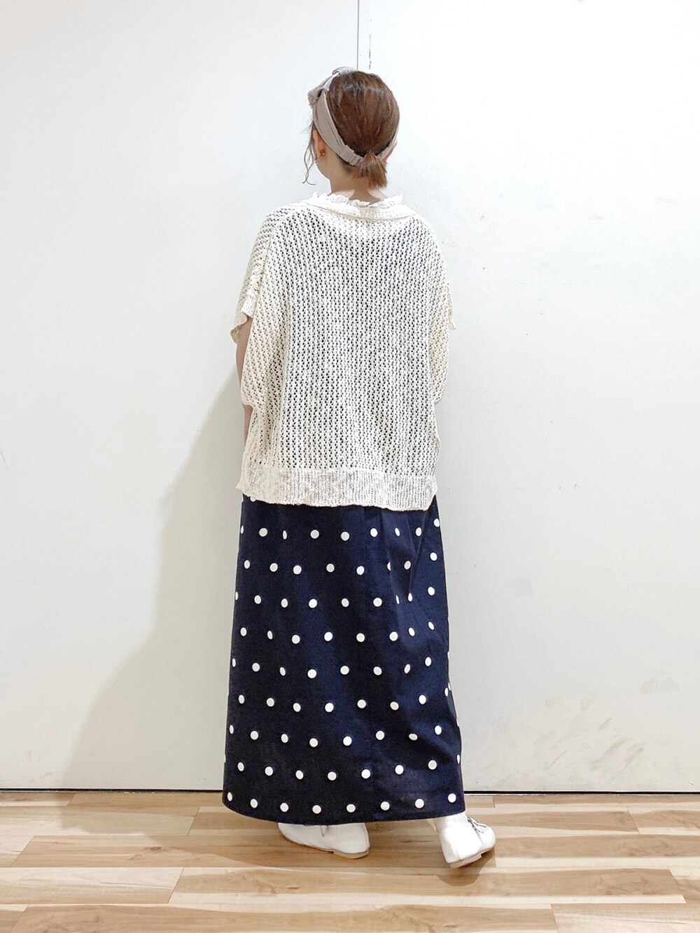 ブルー系のワンピース、ホワイト系のベスト、ホワイト系のTシャツ/カットソーを着用したレディースの夏コーディネートの5枚目の写真