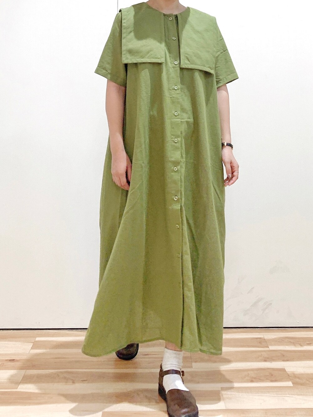 グリーン系のワンピース、ブラウン系のシューズ、ブラウン系のヘアバンドを着用したレディースの夏コーディネートの5枚目の写真