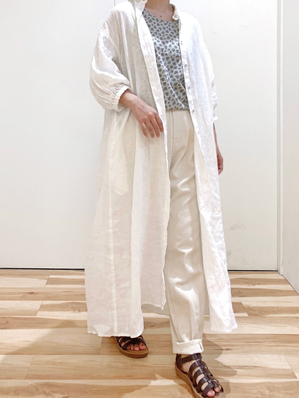 ホワイト系のその他パンツ、グリーン系のTシャツ/カットソー、ホワイト系のワンピースを着用したレディースの夏コーディネートの4枚目の写真