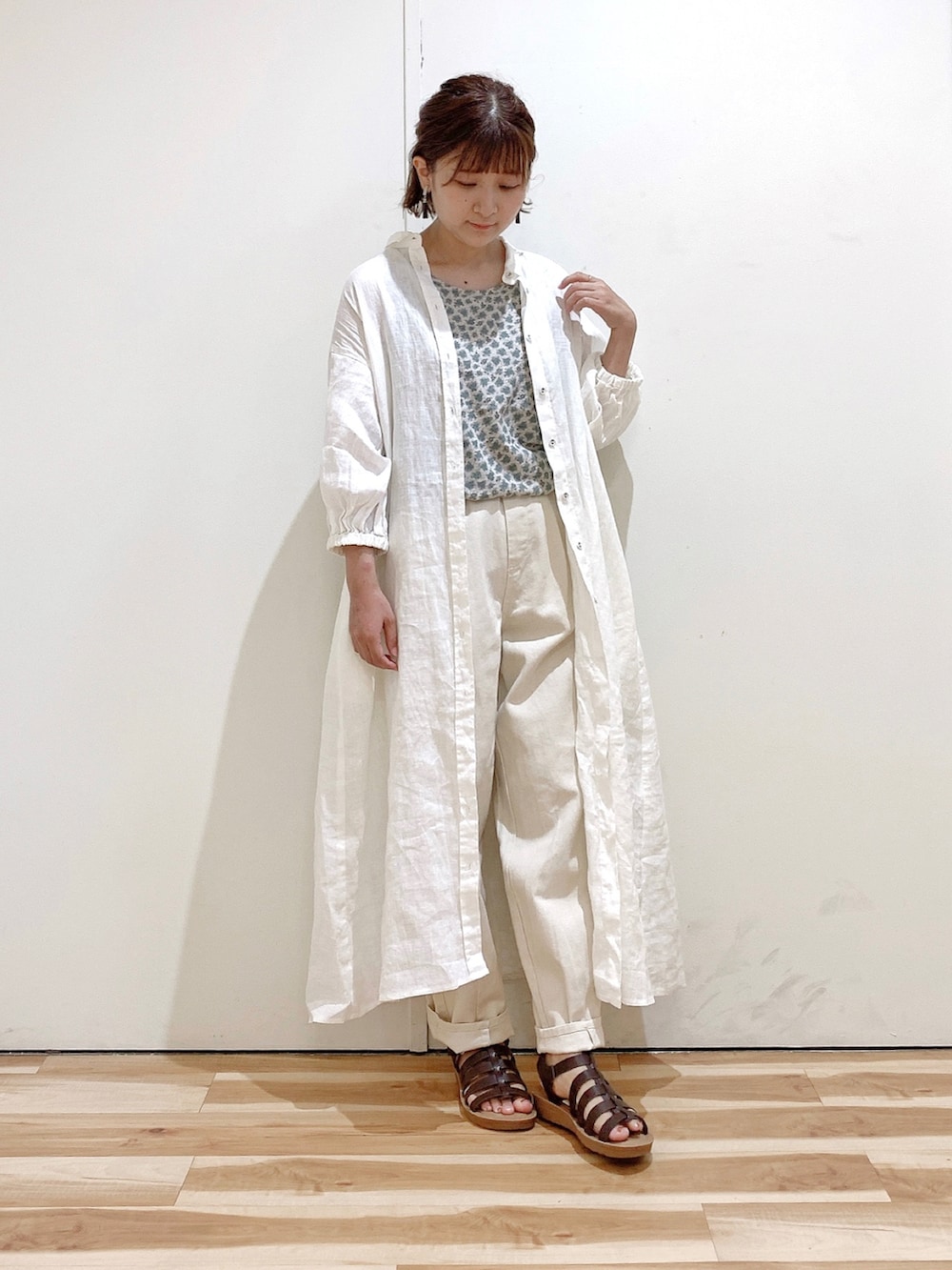 ホワイト系のその他パンツ、グリーン系のTシャツ/カットソー、ホワイト系のワンピースを着用したレディースの夏コーディネートの2枚目の写真