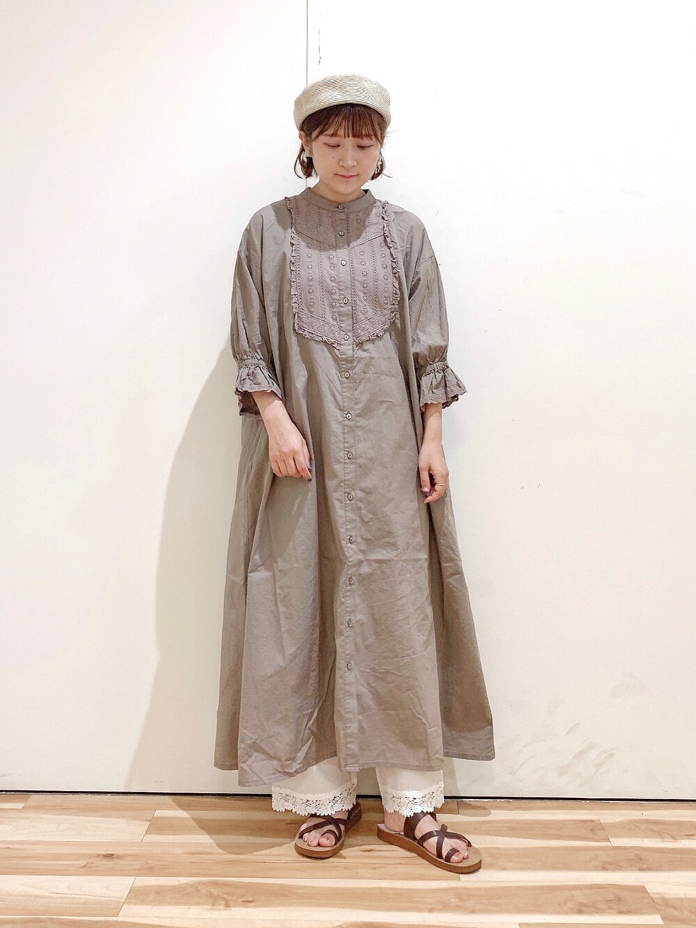 ブラウン系のワンピース、ホワイト系のその他パンツ、ブラウン系のサンダルを着用したレディースの夏コーディネートの4枚目の写真