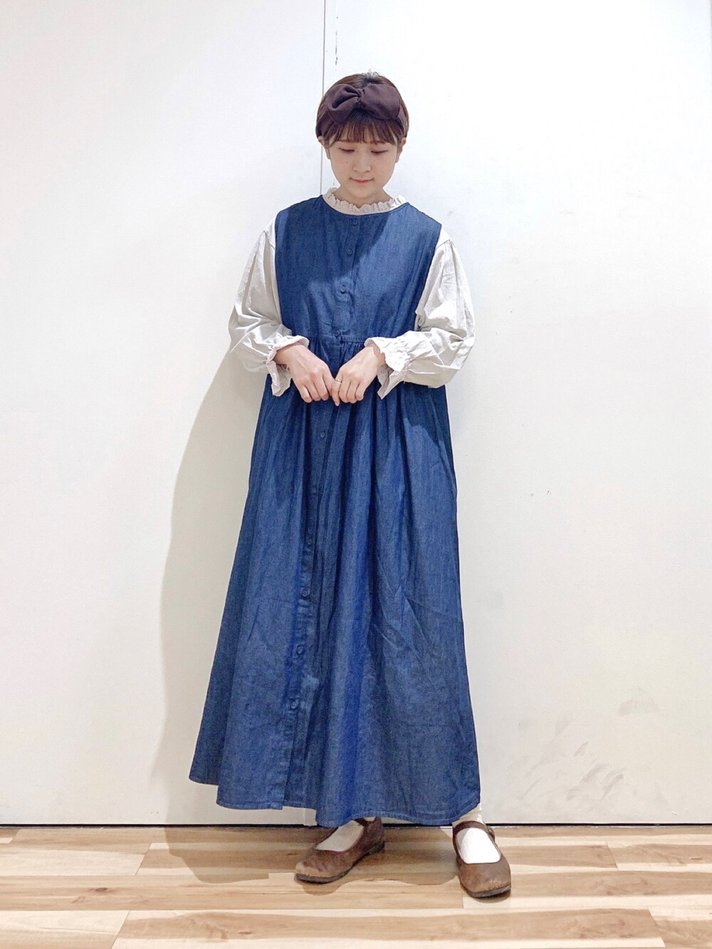 ブラウン系のバレエシューズ、ブルー系のワンピース、ホワイト系のTシャツ/カットソーを着用したレディースの秋コーディネートの4枚目の写真