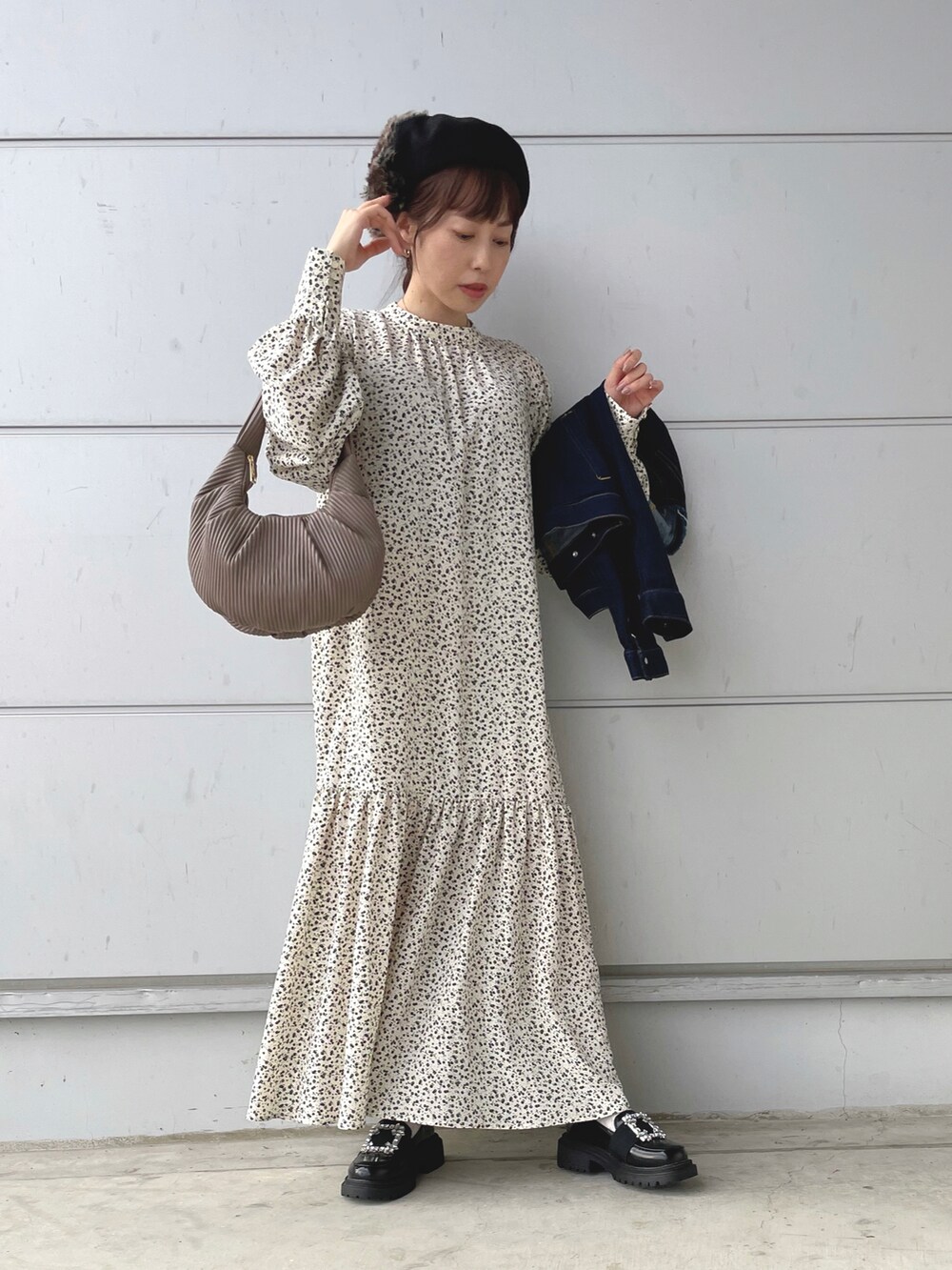 「秋冬コーデ、きれいめカジュアル、低身長、大人かわいい、花柄ワンピース、ベレー帽、秋ルック紹介するよ、デニムジャケット、親子コーデ、親子リンク、リンクコーデ、厚底シューズ、淡色コーデ、キッズコーデ」｜「Per sist enceのPer sist ence/パーシエンス　小花柄マーメイドワンピース（ワンピース、ホワイト系）」を使った、𝚈𝚞𝚖𝚒さん（レディース・150cm）の秋コーディネートの2枚目の写真