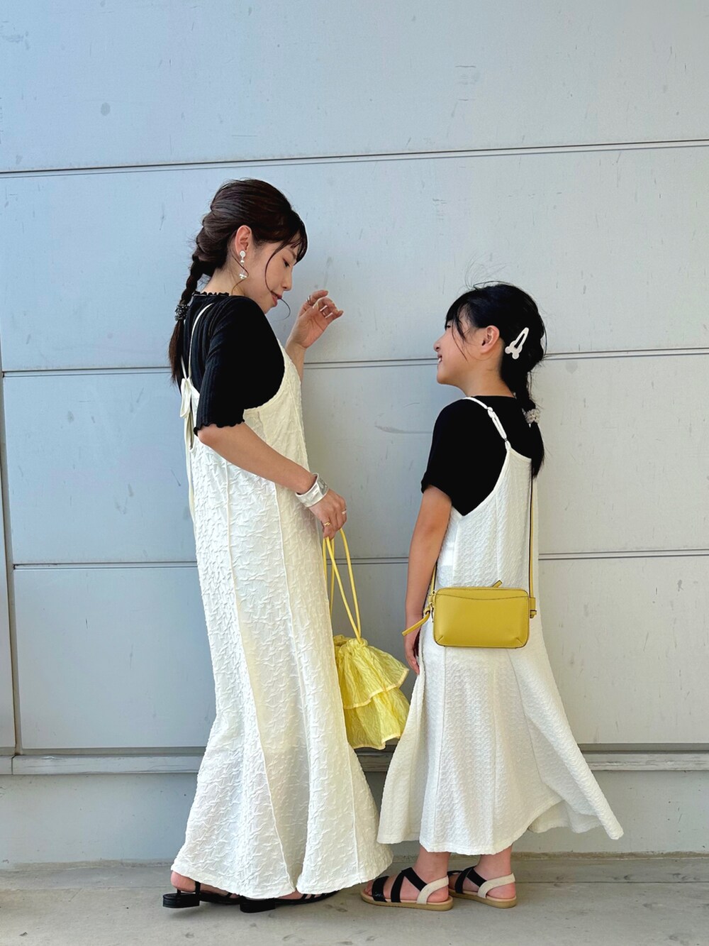 「オトナ女子、キャミワンピ、モノトーン、楽チンコーデ、ロングスカート、夏ファッション、アツいコーデ全部見せ、低身長コーデ、親子コーデ、親子でおそろい、低身長女子、おでかけコーデ」｜「coca（coca）のキッズ　親子お揃いストライプジャカードキャミワンピース（ワンピース、ホワイト系）」を使った、𝚈𝚞𝚖𝚒さん（レディース・150cm）の夏コーディネートの2枚目の写真