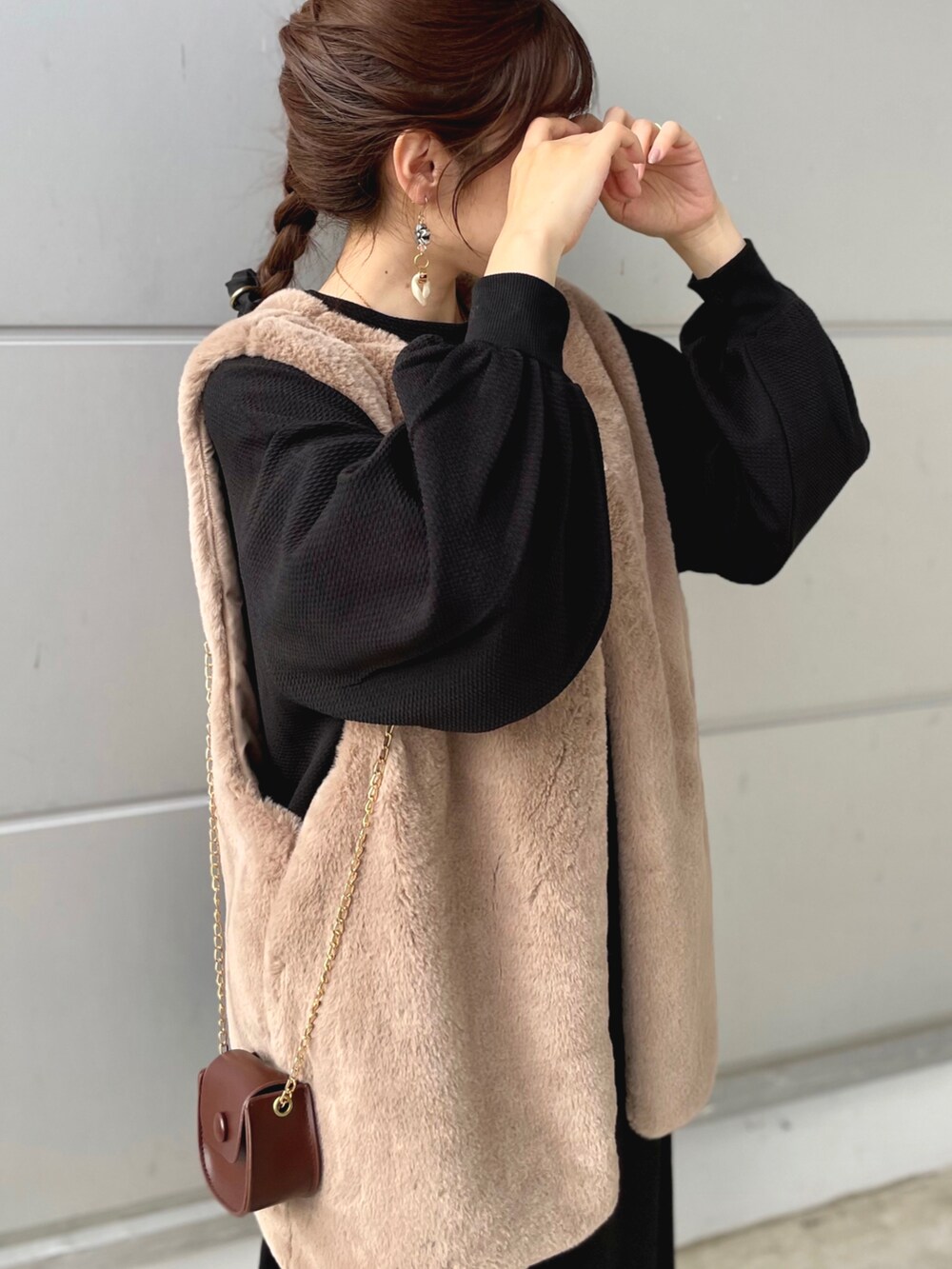 「秋ルック紹介するよ、オトナ女子、ファーベスト、ベスト、大人女子、親子でおそろい、親子コーデ、ワンピース、コンバース、ボリューム袖、#きれいめカジュアル、ママコーデ、キッズコーデ」｜「coca（coca）の＼新色登場／エンボス加工バルーンスリーブAラインワンピース（ワンピース、ブラック系）」を使った、𝚈𝚞𝚖𝚒さん（レディース・150cm）の秋コーディネートの2枚目の写真