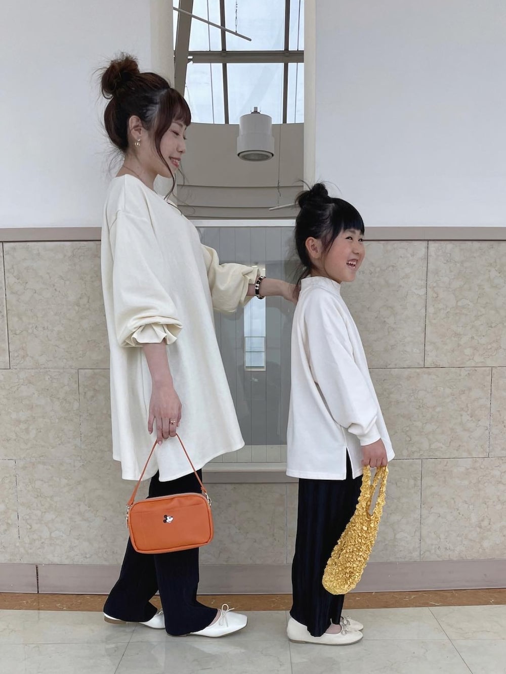 「春服みてみて、低身長、親子リンクコーデ、親子コーデ、リンクコーデ、お洒落さんとつながりたい、モノトーン、プリーツパンツ、ママコーデ、キッズコーデ、リラックススタイル、シンプル、バレエシューズ、お出かけコーデ、ラフコーデ」｜「recaのセルフカットプリーツパンツ（その他パンツ、ブラック系）」を使った、𝚈𝚞𝚖𝚒さん（レディース・150cm）の春コーディネートの2枚目の写真