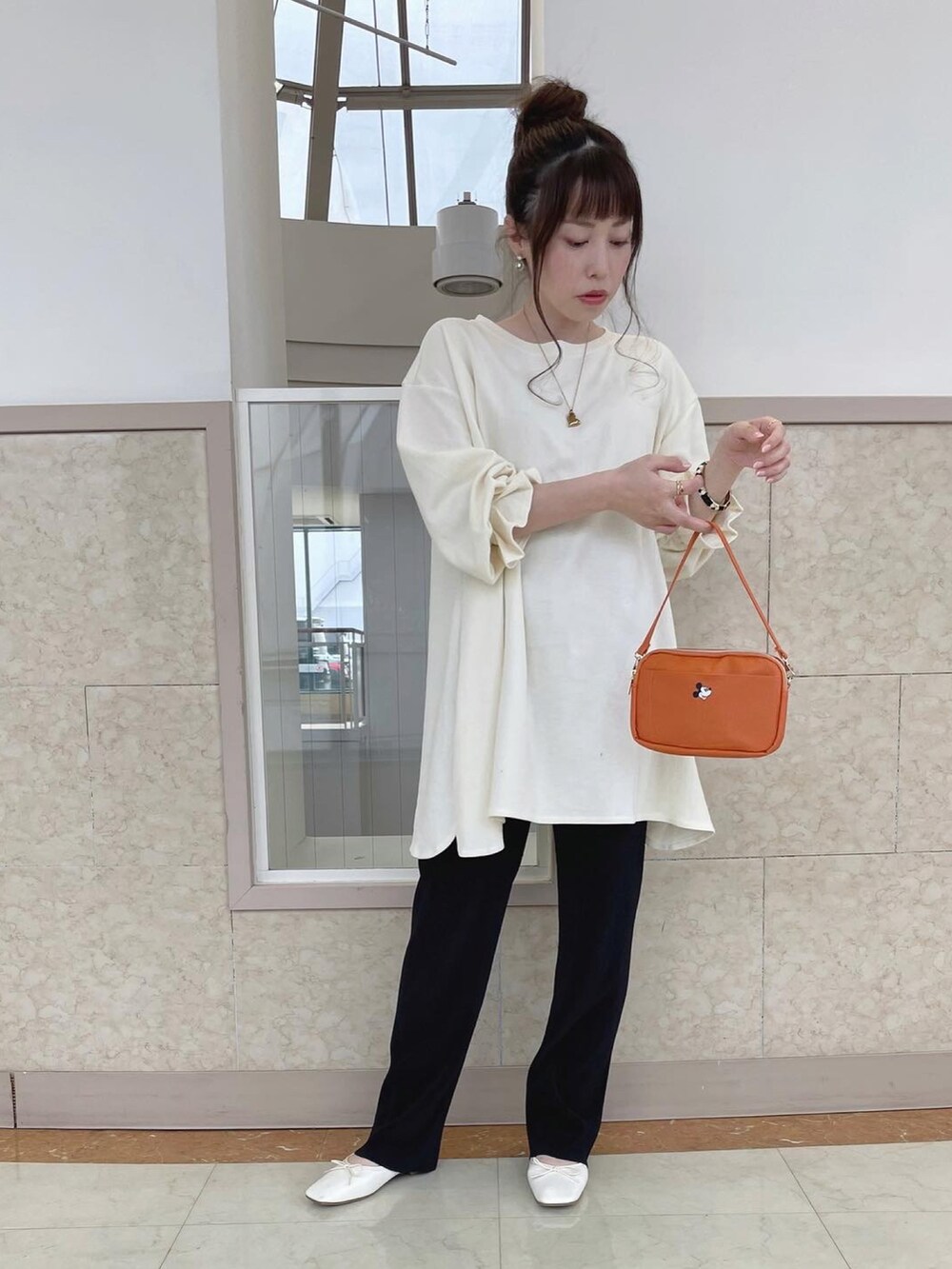 「春服みてみて、低身長、親子リンクコーデ、親子コーデ、リンクコーデ、お洒落さんとつながりたい、モノトーン、プリーツパンツ、ママコーデ、キッズコーデ、リラックススタイル、シンプル、バレエシューズ、お出かけコーデ、ラフコーデ」｜「recaのセルフカットプリーツパンツ（その他パンツ、ブラック系）」を使った、𝚈𝚞𝚖𝚒さん（レディース・150cm）の春コーディネートの3枚目の写真