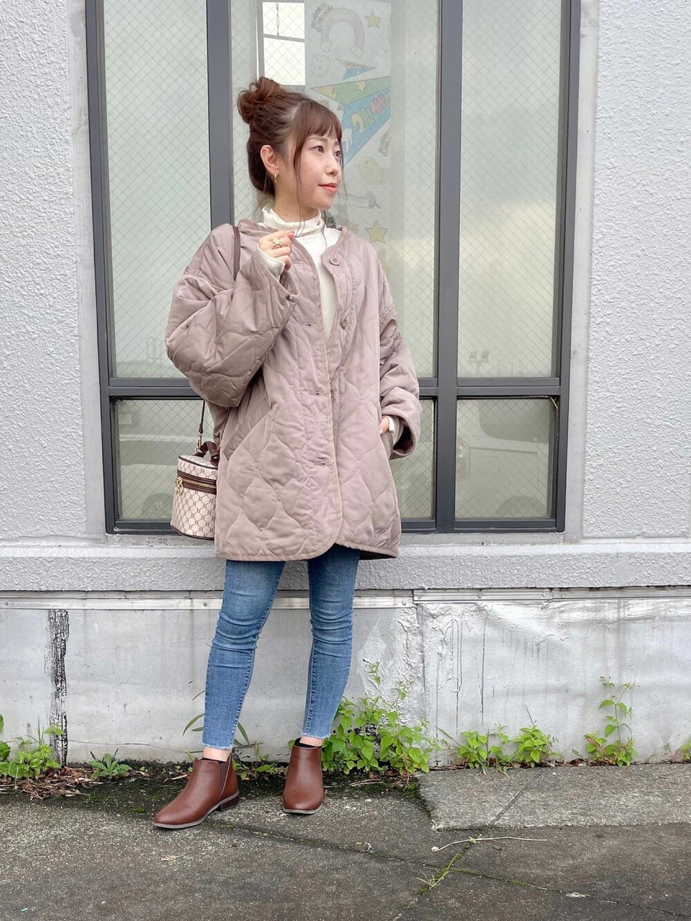 「初秋コーデ、親子コーデ、キルティングジャケット、キルティング、ノーカラージャケット、パンツスタイル、低身長女子、秋🍁コーデ、大人女子、休日コーデ、ショートブーツ、キッズコーデ、ママコーデ、低身長コーデ、秋アウター」｜「andmeのオーバーサイズノーカラーキルティングジャケット（ノーカラージャケット、ベージュ系）」を使った、𝚈𝚞𝚖𝚒さん（レディース・150cm）の秋コーディネートの2枚目の写真