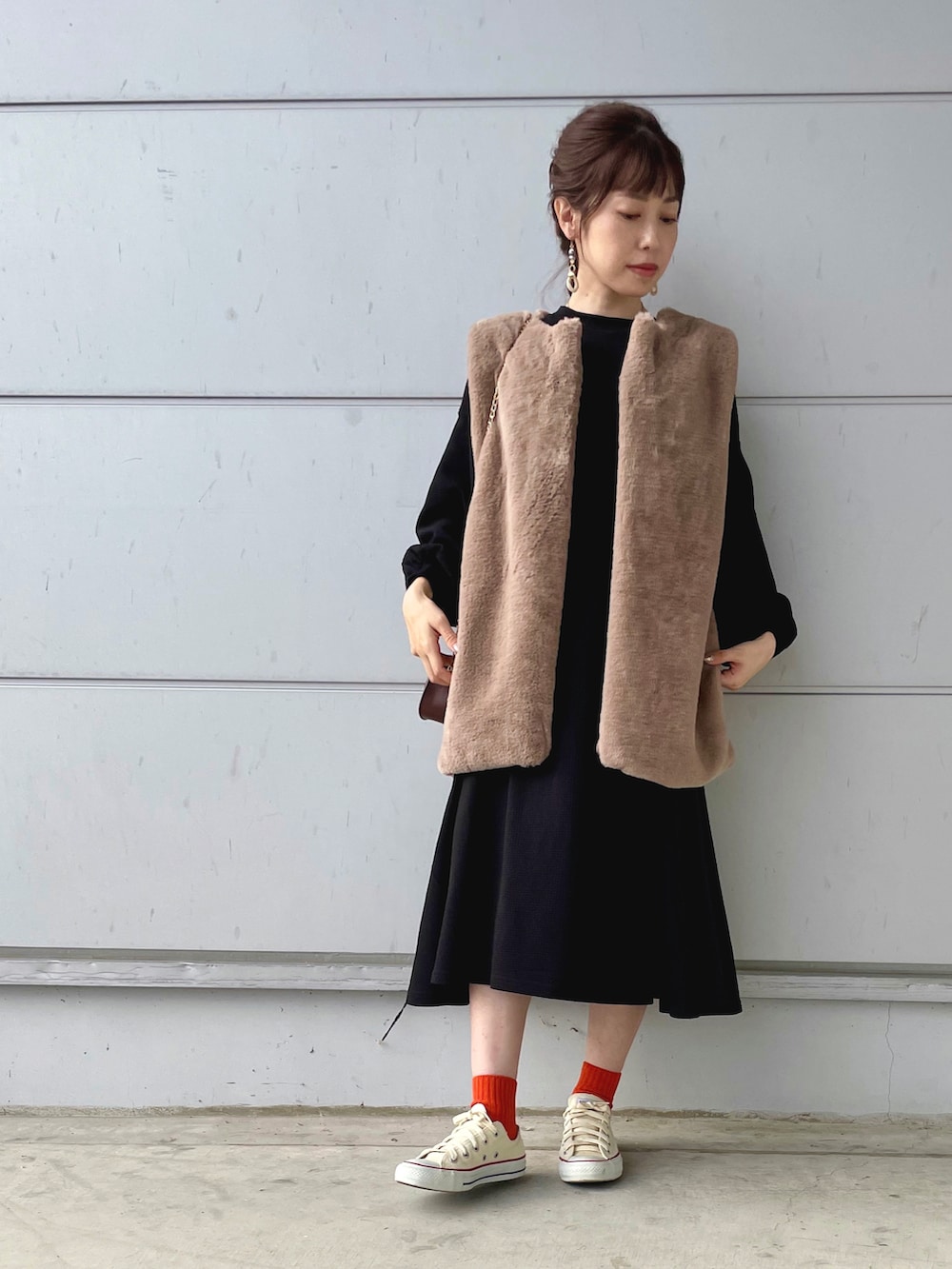 「秋ルック紹介するよ、オトナ女子、ファーベスト、ベスト、大人女子、親子でおそろい、親子コーデ、ワンピース、コンバース、ボリューム袖、#きれいめカジュアル、ママコーデ、キッズコーデ」｜「coca（coca）の＼新色登場／エンボス加工バルーンスリーブAラインワンピース（ワンピース、ブラック系）」を使った、𝚈𝚞𝚖𝚒さん（レディース・150cm）の秋コーディネートの3枚目の写真