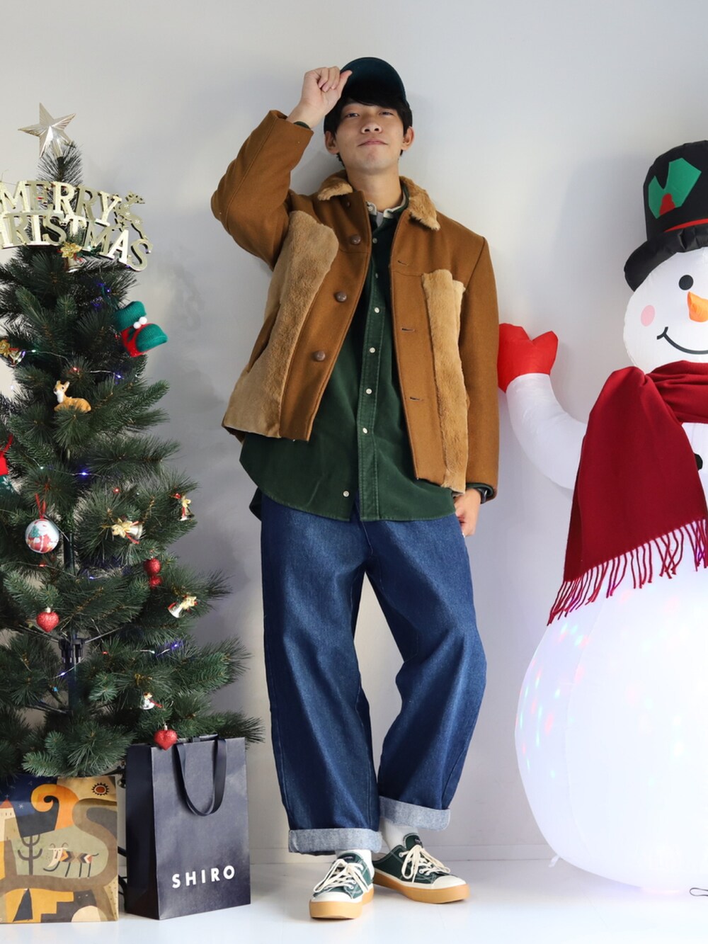 ブルー系のデニムパンツ、グリーン系のスニーカーを着用したメンズの冬コーディネートの4枚目の写真