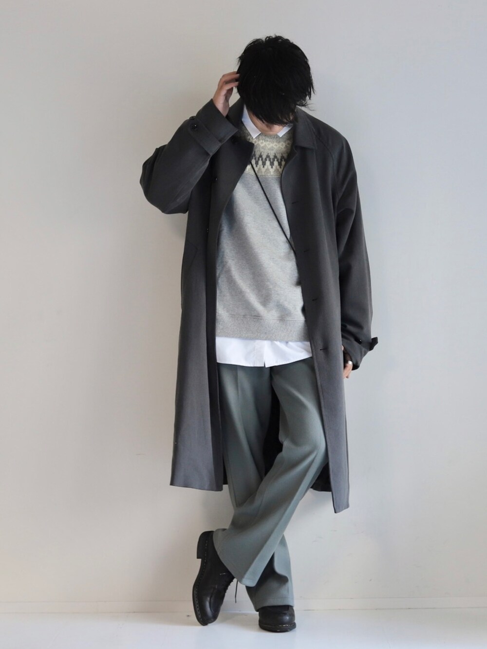 ホワイト系のシャツ/ブラウス、ブラック系のスラックス、ブラック系のドレスシューズを着用したメンズの冬コーディネートの2枚目の写真