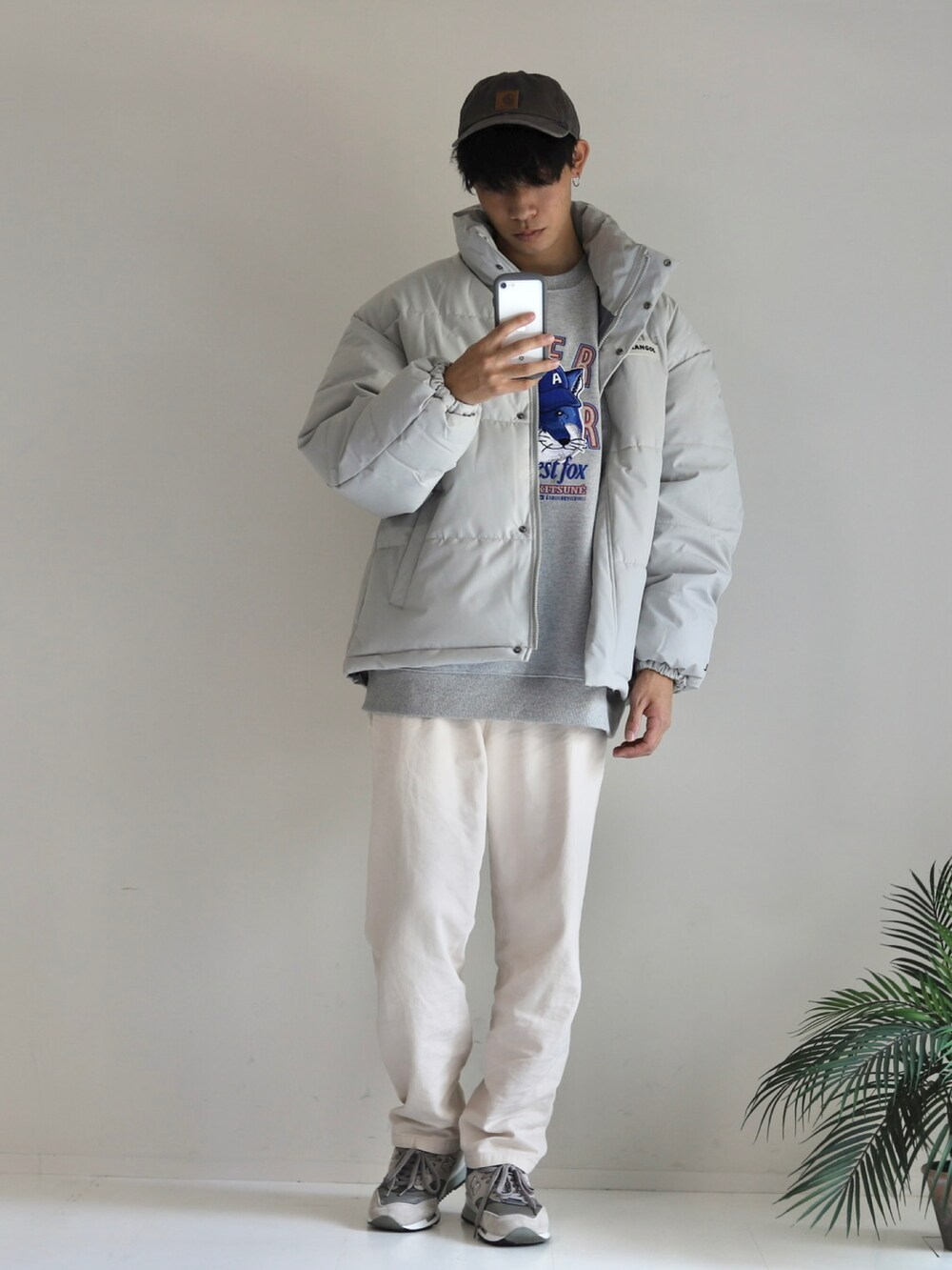 グレー系のダウンジャケット/コート、グレー系のスウェット、ホワイト系のその他パンツを着用したメンズの秋コーディネートの2枚目の写真