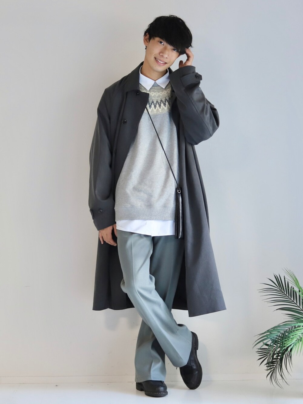 ホワイト系のシャツ/ブラウス、ブラック系のスラックス、ブラック系のドレスシューズを着用したメンズの冬コーディネートの3枚目の写真