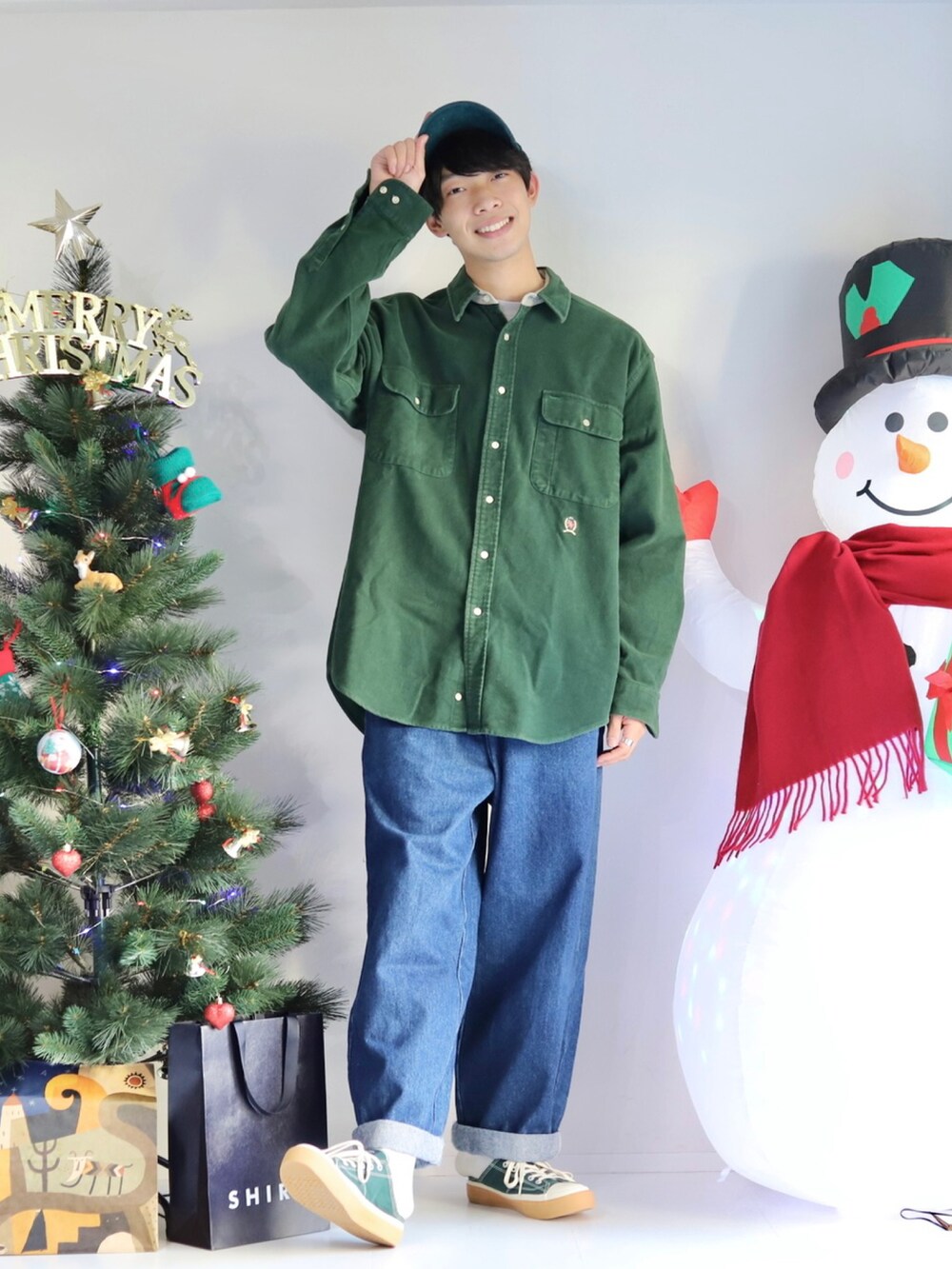 ブルー系のデニムパンツ、グリーン系のスニーカーを着用したメンズの冬コーディネートの3枚目の写真