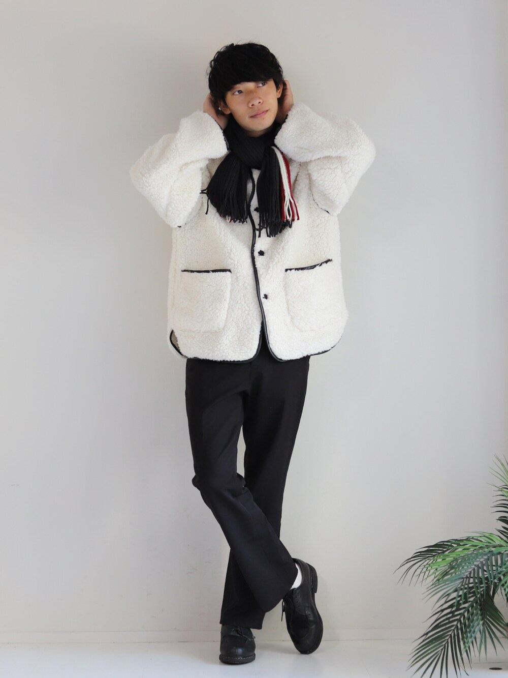 ホワイト系のブルゾン、ブラック系のスラックス、ブラック系のドレスシューズを着用したメンズの冬コーディネートの2枚目の写真