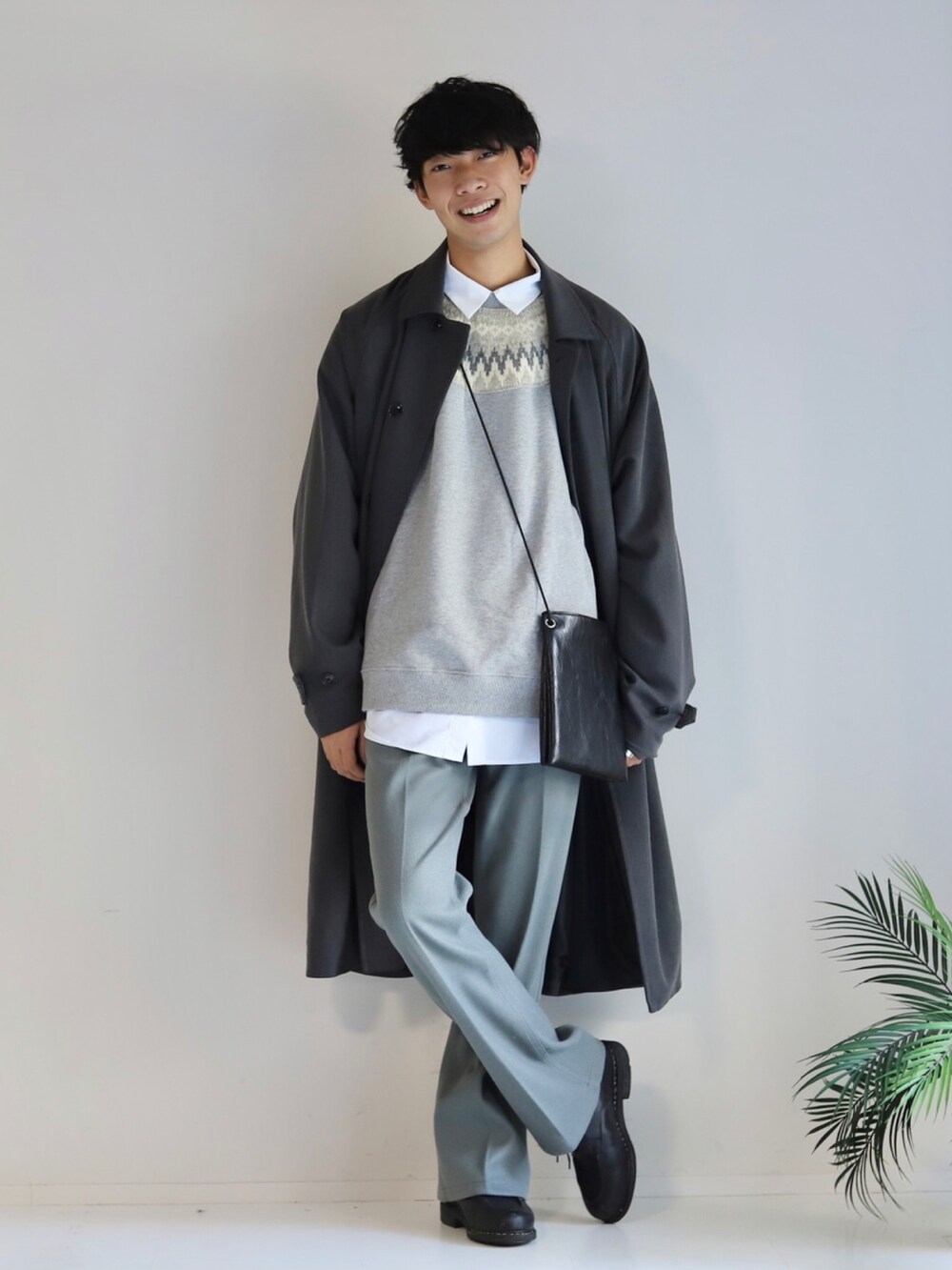 ホワイト系のシャツ/ブラウス、ブラック系のスラックス、ブラック系のドレスシューズを着用したメンズの冬コーディネートの4枚目の写真