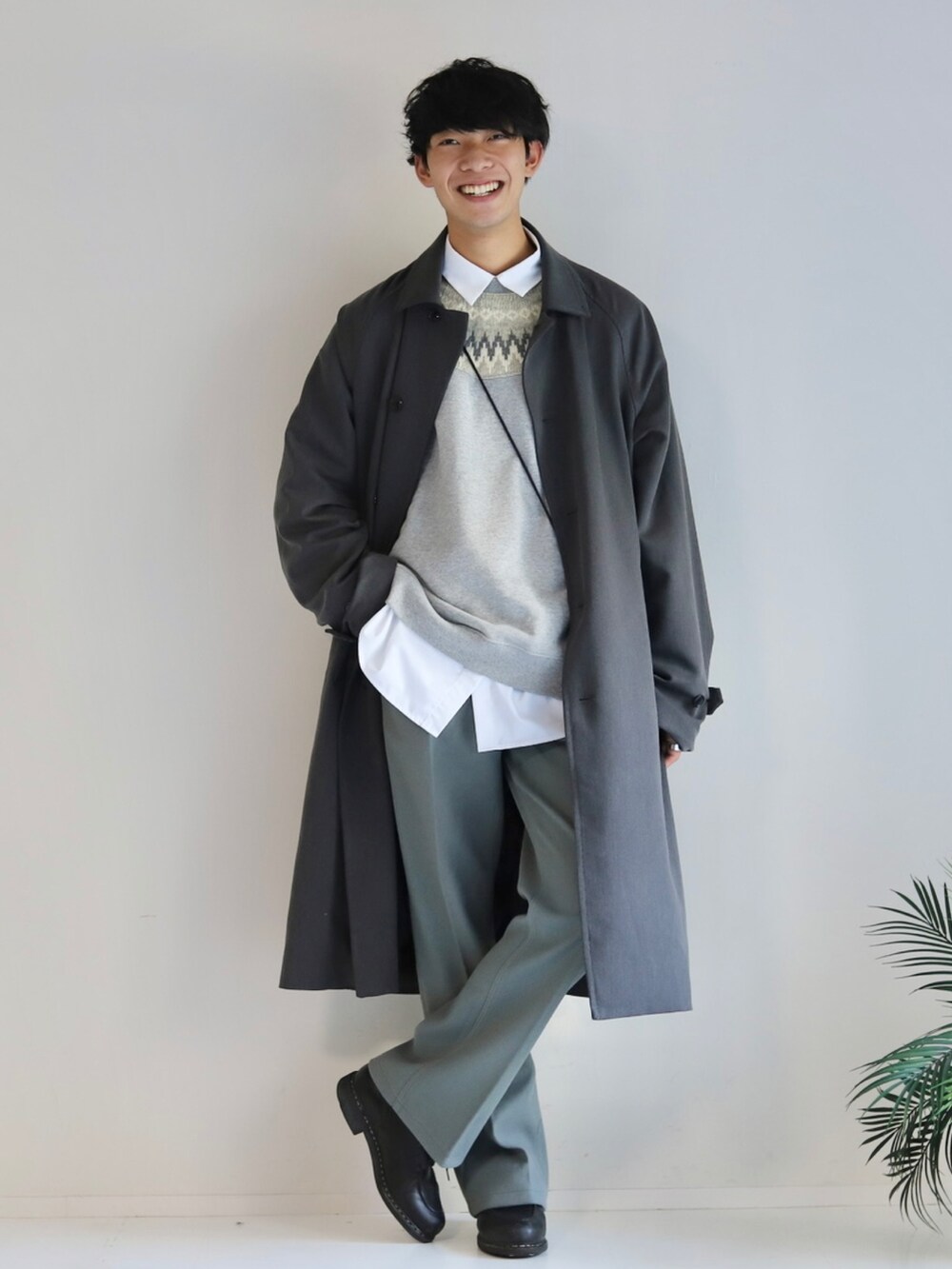 ホワイト系のシャツ/ブラウス、ブラック系のスラックス、ブラック系のドレスシューズを着用したメンズの冬コーディネートの5枚目の写真