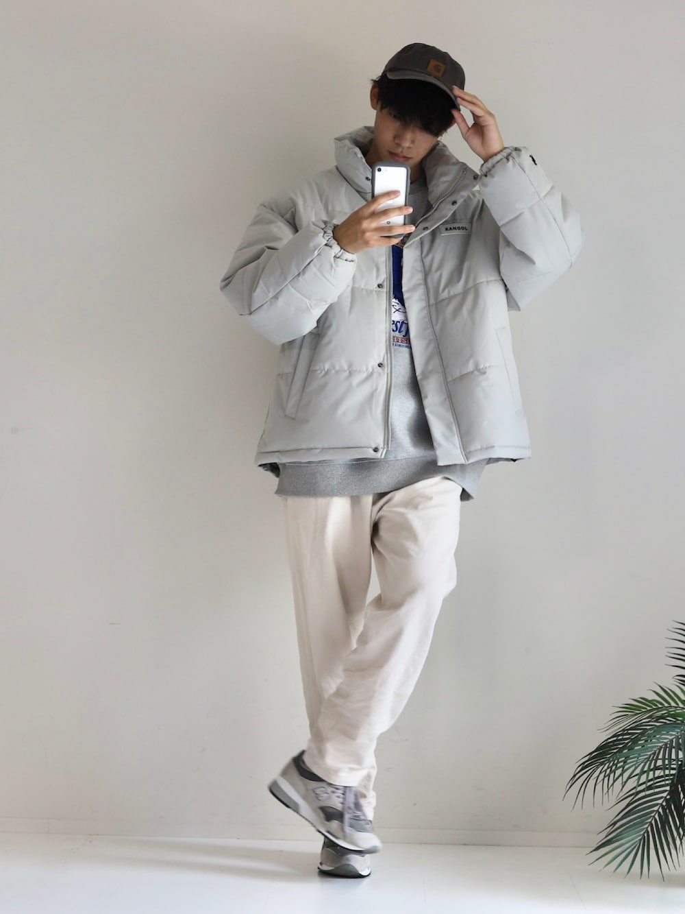 グレー系のダウンジャケット/コート、グレー系のスウェット、ホワイト系のその他パンツを着用したメンズの秋コーディネートの3枚目の写真