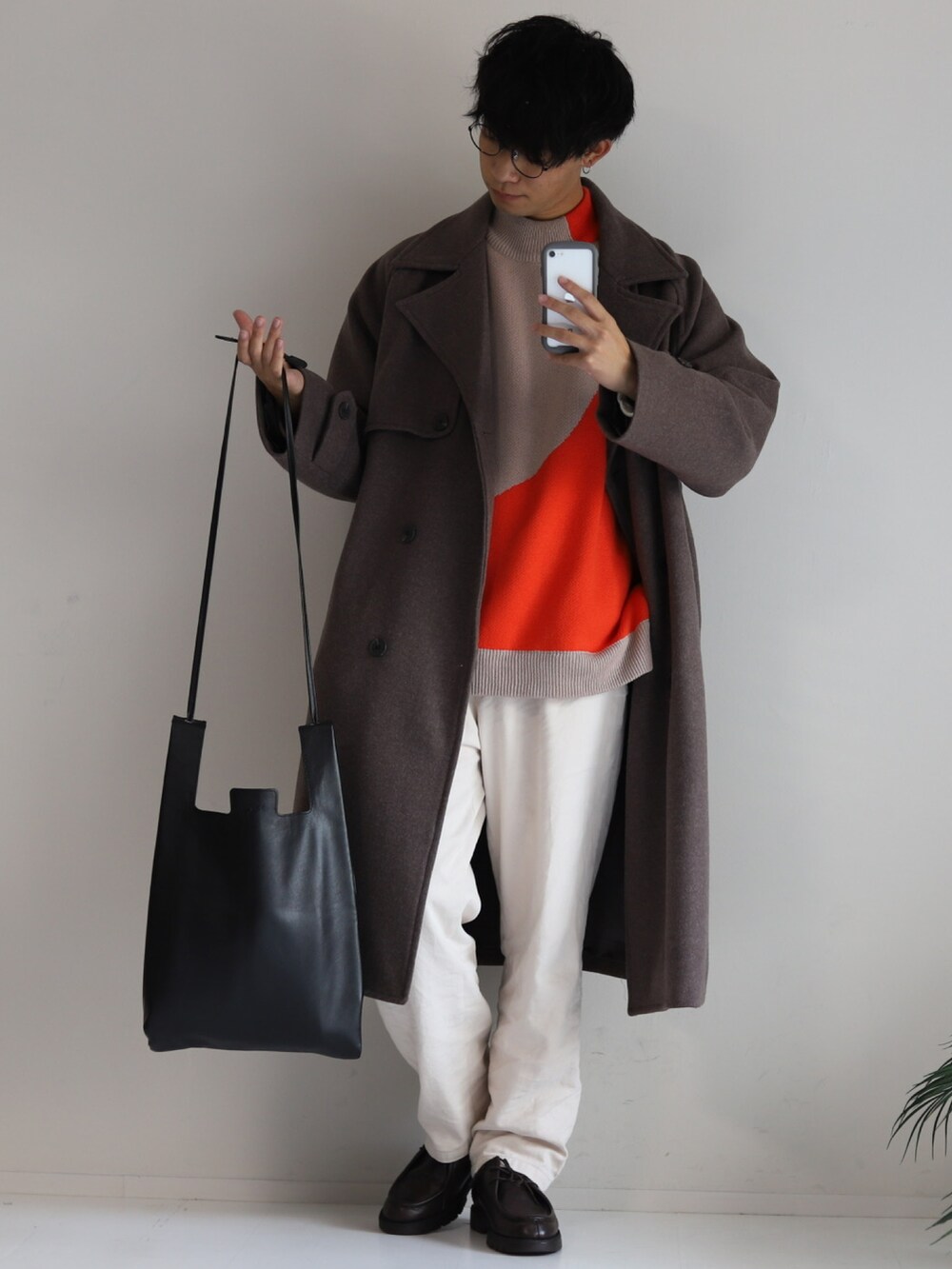 ブラック系のショルダーバッグ、オレンジ系のニット/セーター、ホワイト系のその他パンツを着用したメンズの秋コーディネートの3枚目の写真