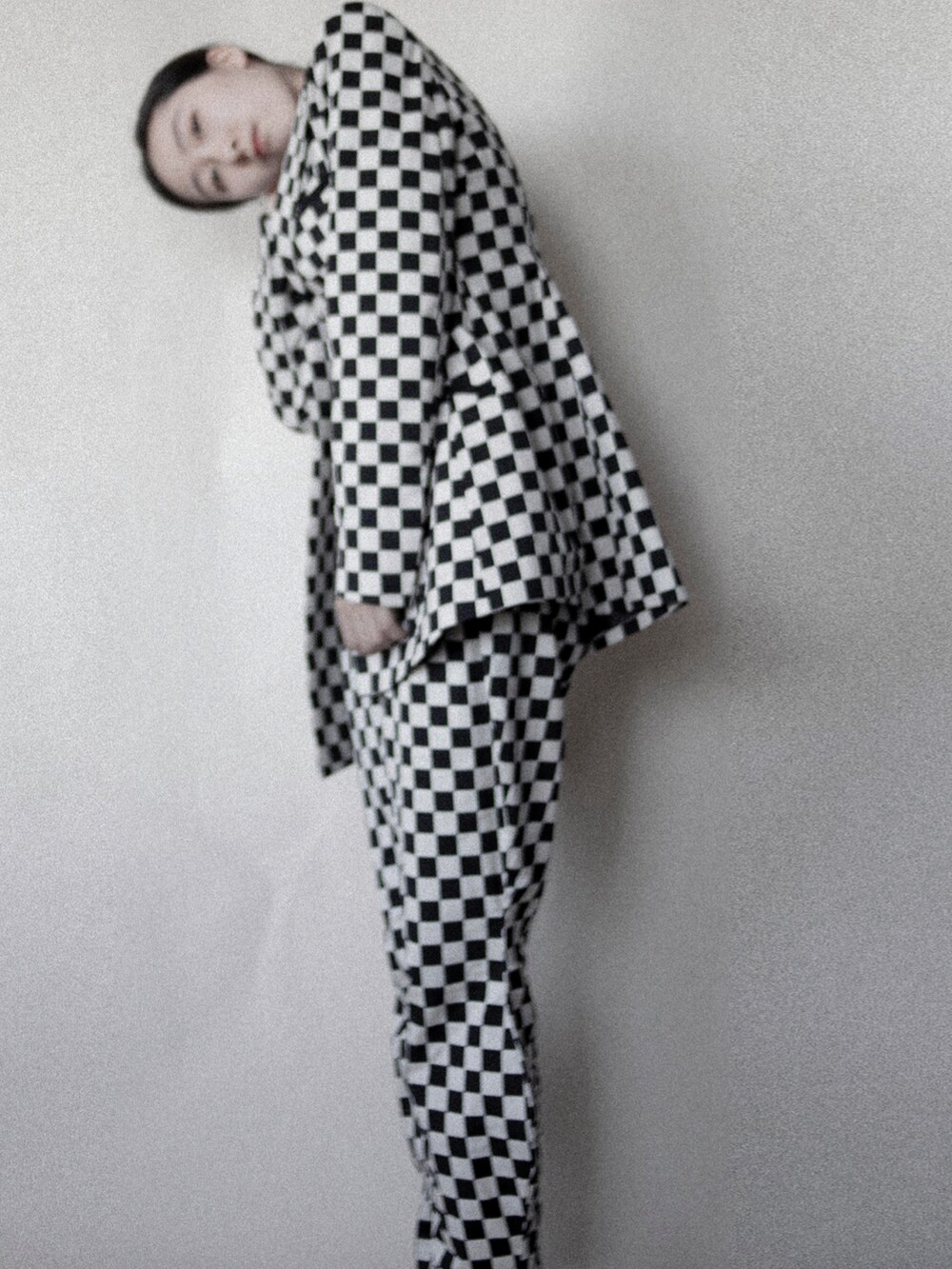 その他のテーラードジャケットを着用したレディースの秋コーディネートの2枚目の写真