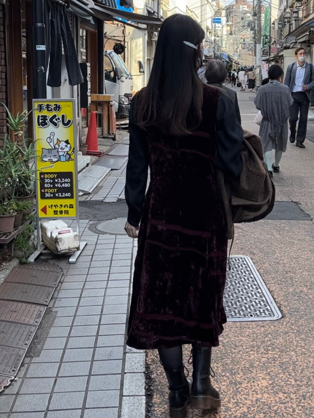ベージュ系のバッグ、レッド系のワンピースを着用したレディースの秋コーディネートの2枚目の写真