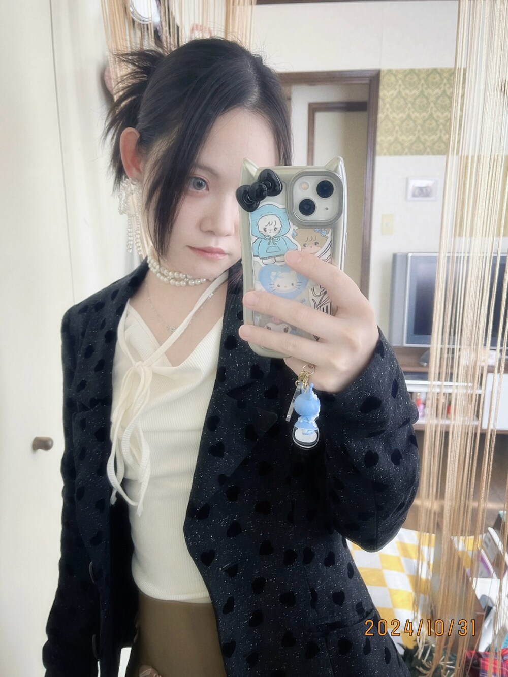 ホワイト系のTシャツ/カットソー、ブラック系のジャケット/アウター、ブラウン系のスカートを着用したレディースの秋コーディネートの2枚目の写真