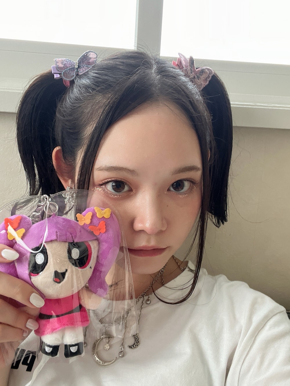 ホワイト系のTシャツ/カットソー、ブラック系のパンツを着用したレディースの夏コーディネートの2枚目の写真