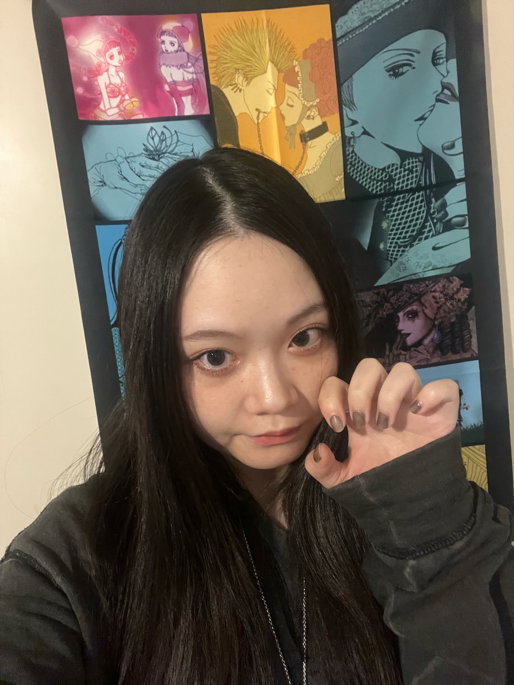 レッド系のパンツ、グレー系のパーカー、ブラック系のブーツを着用したレディースの秋コーディネートの5枚目の写真