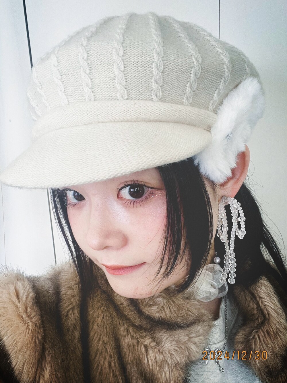 ピンク系のスカート、グレー系のスウェット、ブラウン系のシューズを着用したレディースの冬コーディネートの3枚目の写真