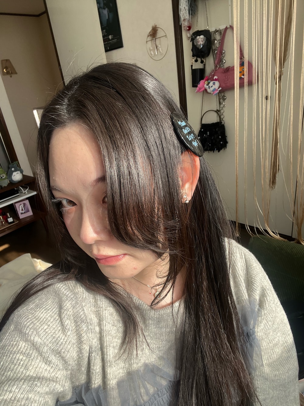 ホワイト系のジャケット/アウター、ブラック系のバッグを着用したレディースの冬コーディネートの3枚目の写真