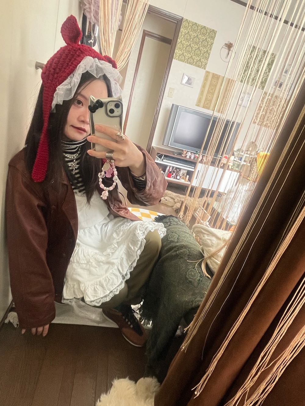 ブラウン系のジャケット/アウター、ホワイト系のワンピース/ドレス、グリーン系のカーゴパンツを着用したレディースの冬コーディネートの3枚目の写真