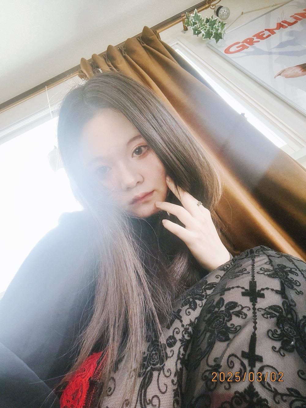 ブルー系のデニムジャケット、ブラック系のパンツを着用したレディースの春コーディネートの2枚目の写真