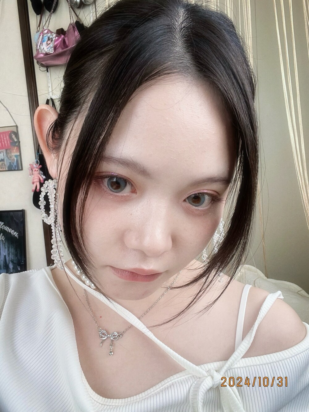 ホワイト系のTシャツ/カットソー、ブラック系のジャケット/アウター、ブラウン系のスカートを着用したレディースの秋コーディネートの4枚目の写真