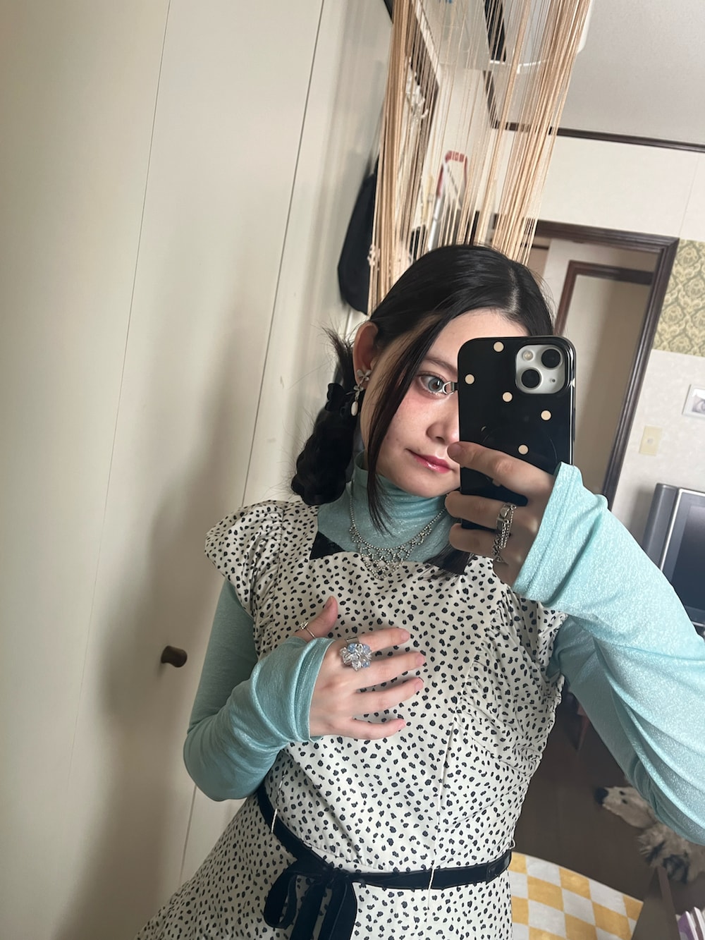 ブルー系のトップス、ホワイト系のワンピースを着用したレディースの秋コーディネートの2枚目の写真