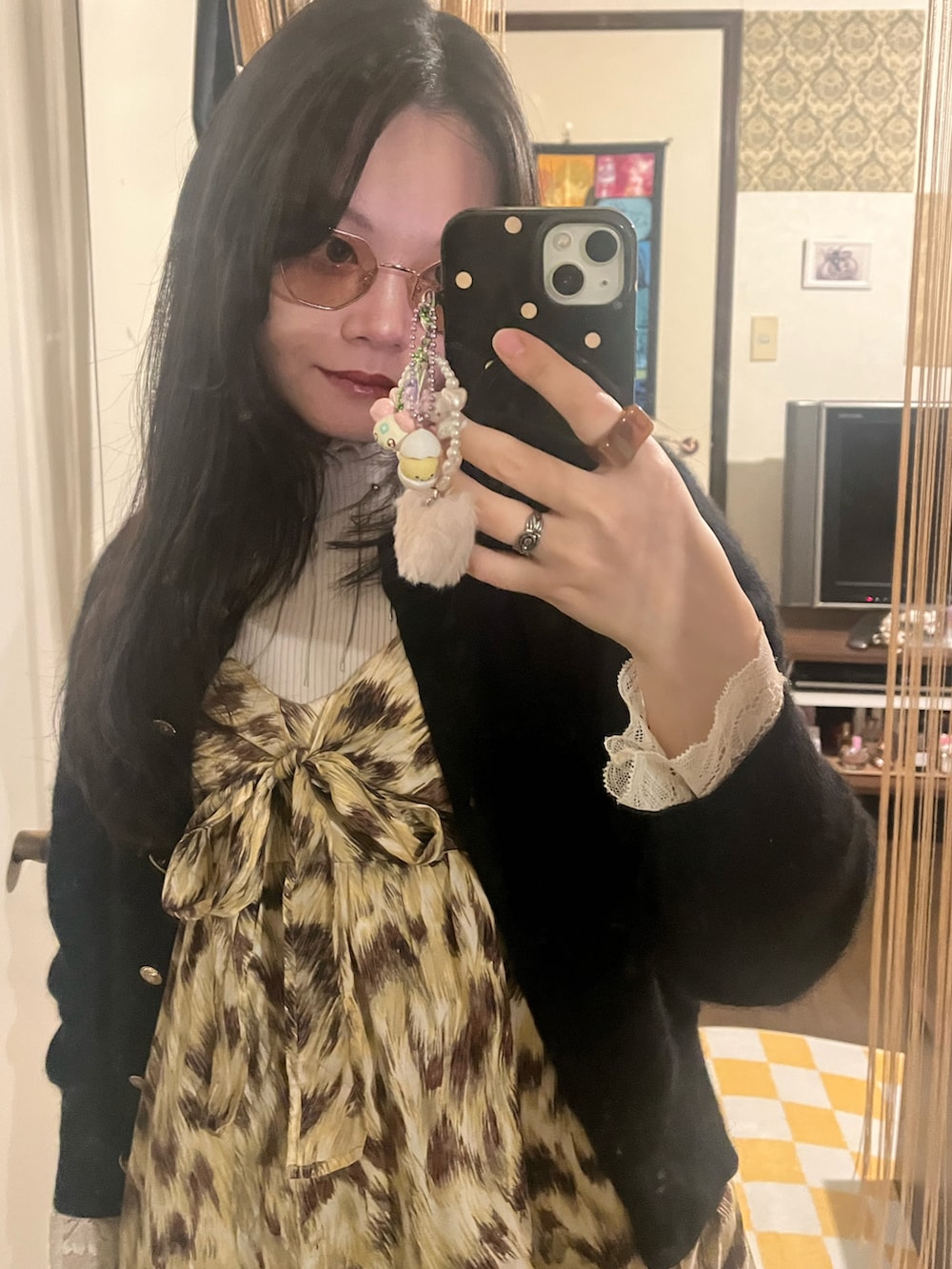 ベージュ系のトップスを着用したレディースの秋コーディネートの2枚目の写真