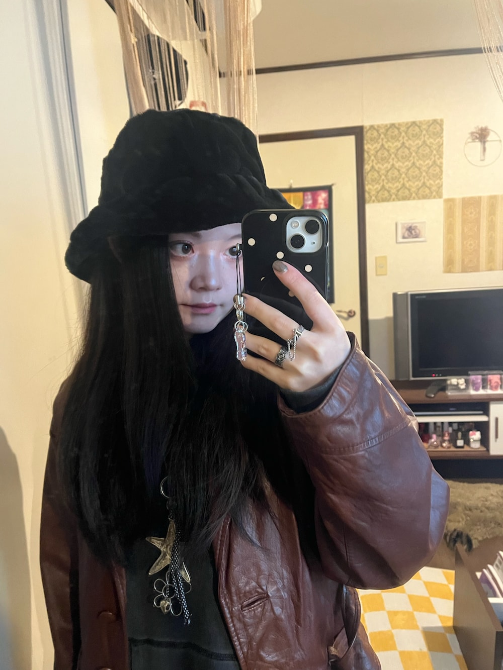 レッド系のパンツ、グレー系のパーカー、ブラック系のブーツを着用したレディースの秋コーディネートの3枚目の写真