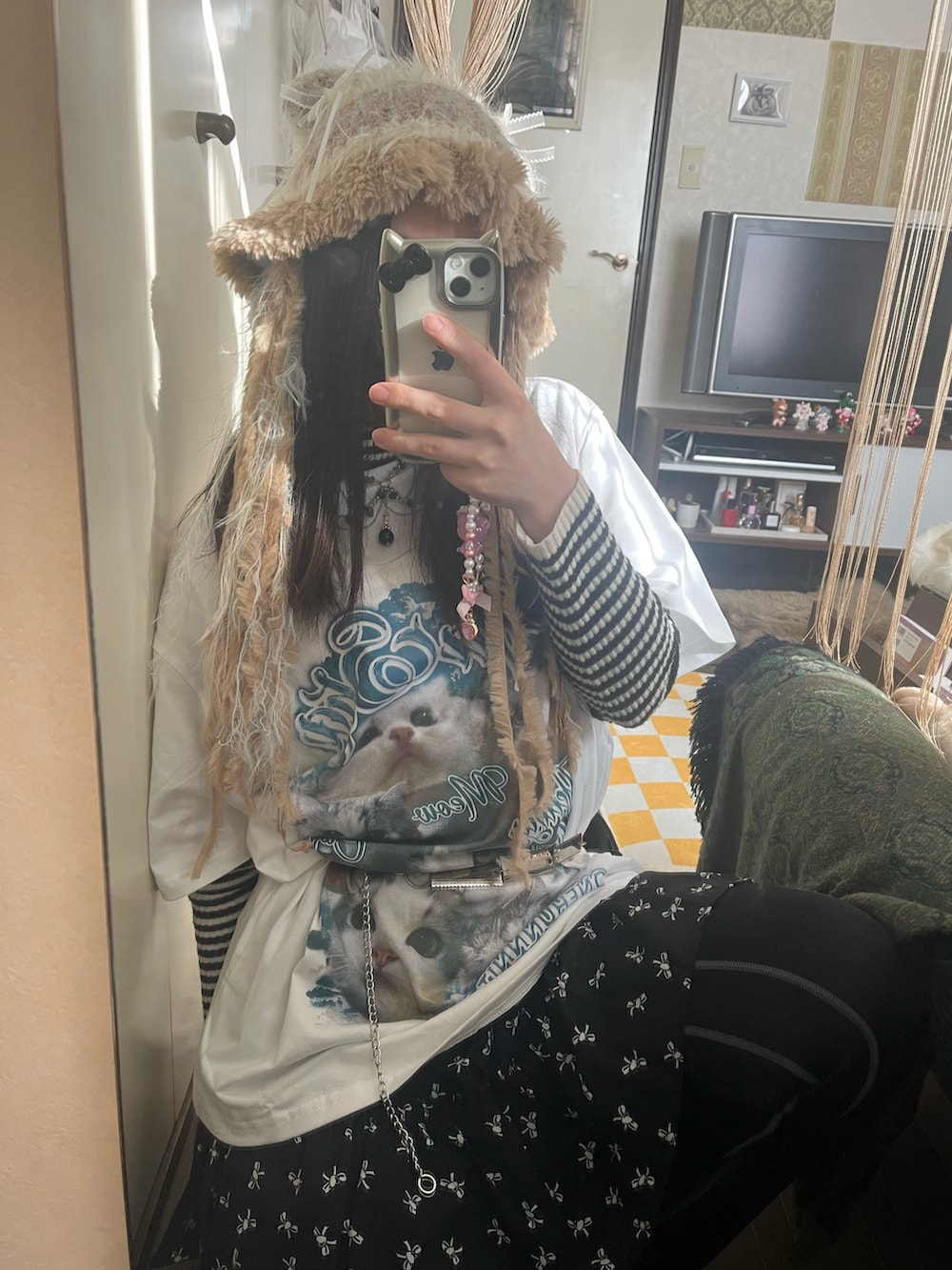 ホワイト系のジャケット/アウター、ホワイト系のTシャツ/カットソー、ブラック系のスウェットパンツを着用したレディースの冬コーディネートの2枚目の写真