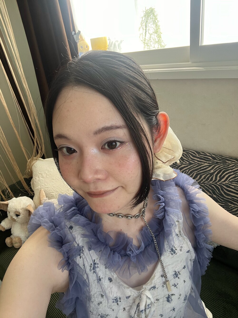 ブルー系のトップス、ホワイト系のパンツ、ホワイト系のタンクトップを着用したレディースの夏コーディネートの2枚目の写真