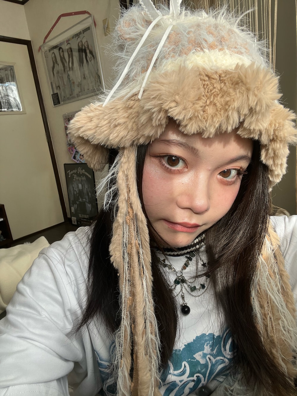 ホワイト系のジャケット/アウター、ホワイト系のTシャツ/カットソー、ブラック系のスウェットパンツを着用したレディースの冬コーディネートの5枚目の写真