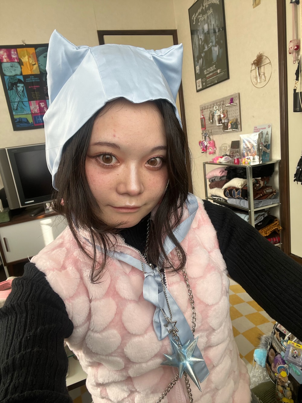 ピンク系のトップス、グレー系のデニムスカート、その他のバッグを着用したレディースの冬コーディネートの3枚目の写真