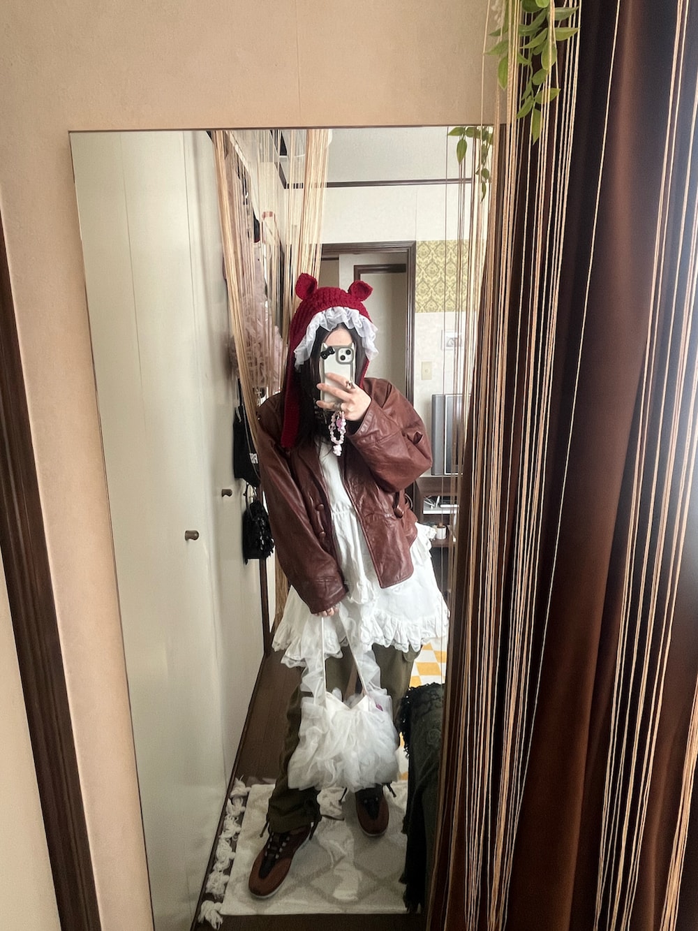 ブラウン系のジャケット/アウター、ホワイト系のワンピース/ドレス、グリーン系のカーゴパンツを着用したレディースの冬コーディネートの2枚目の写真