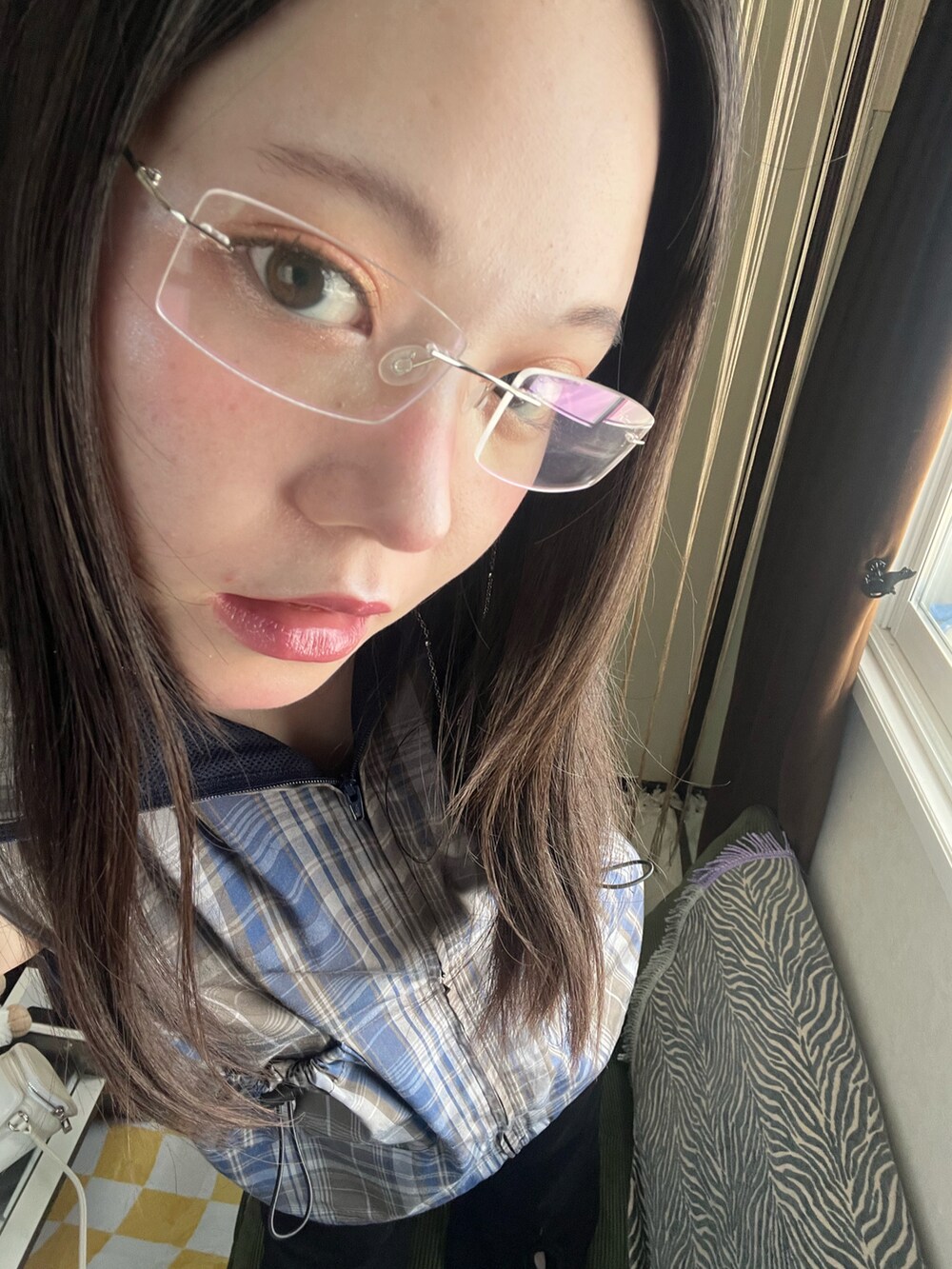 ブラック系のパンツ、ブルー系のその他トップスを着用したレディースの夏コーディネートの2枚目の写真