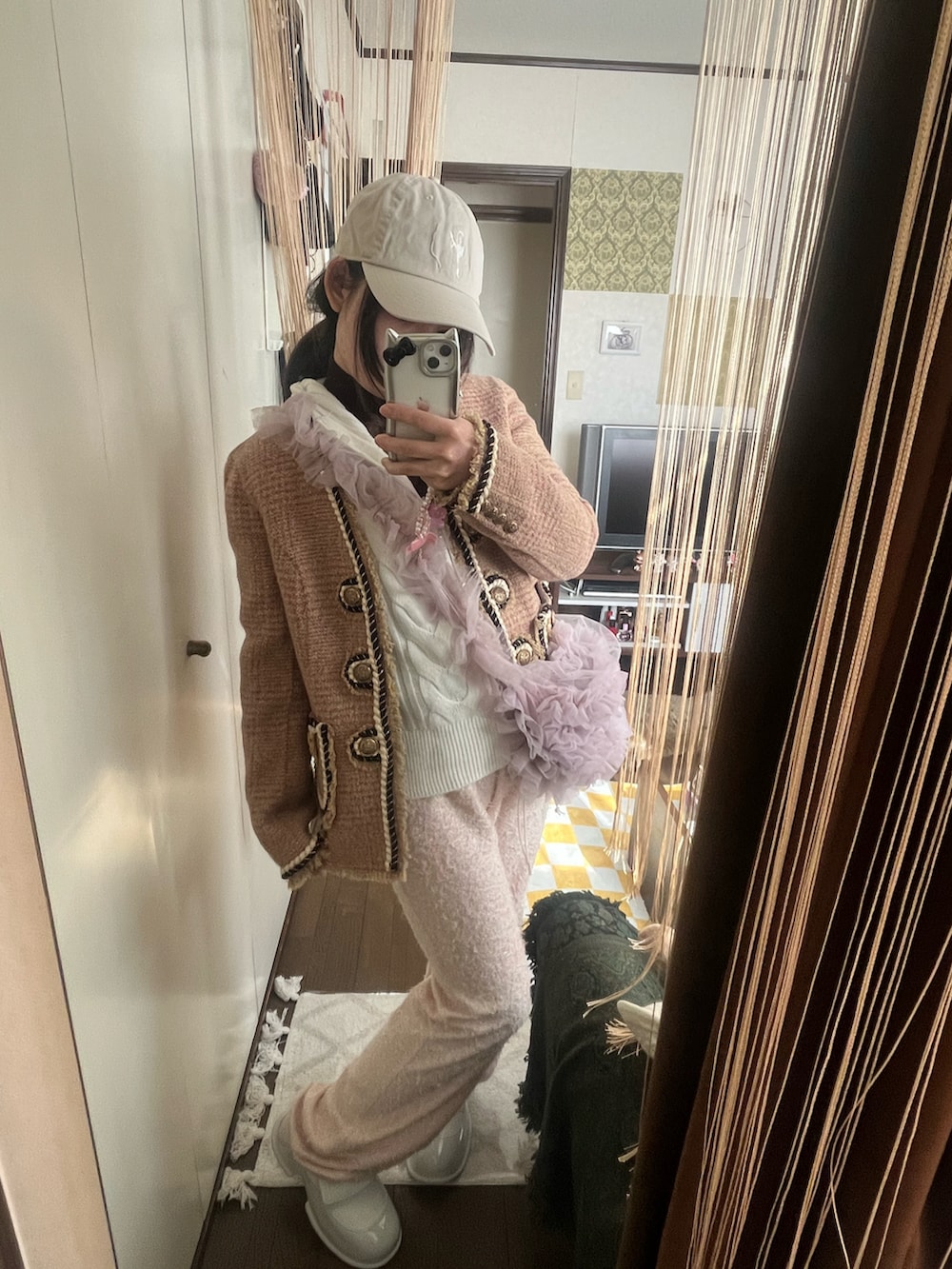 ピンク系のパンツ、ホワイト系のシューズ、ピンク系のノーカラージャケットを着用したレディースの冬コーディネートの2枚目の写真