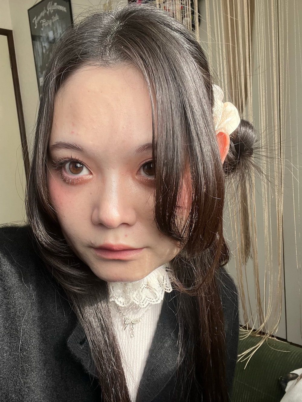 ブラウン系のスカートを着用したレディースの冬コーディネートの2枚目の写真