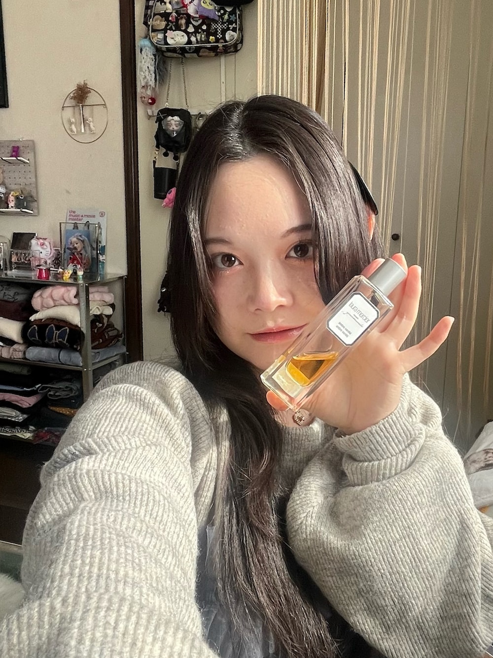 ホワイト系のジャケット/アウター、ブラック系のバッグを着用したレディースの冬コーディネートの5枚目の写真